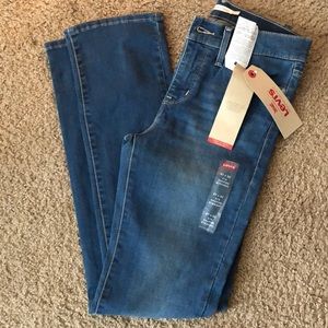 314 Levi’s Shaping Straight Jeans